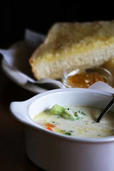 クラムチャウダーのスープとトースト